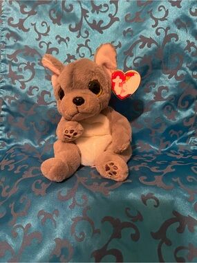 Ty Gray and Cream Kangaroo Beanie Plush with Heart Tag